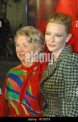 Cate Blanchett, Bernie Guerin 10/08/03 Veronica Guerin @ Mann Bruin Theatre, Westwood Photo par Kazumi Nakamoto/HNW / PictureLux (8 octobre 2003) Banque D'Images