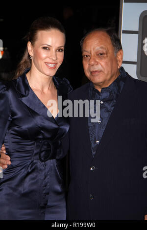 Cheech Marin, Natasha Rubin (femme) 11/30/09 'en l'air' Premiere @ Mann Village Theatre, Westwood Photo par Megumi Torii/HNW / PictureLux (30 novembre 2009) Banque D'Images