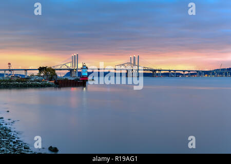 Les nouveaux et les anciens ponts Tappan Zee sur la coexistence de l'Hudson avec un coucher de soleil spectaculaire. Banque D'Images