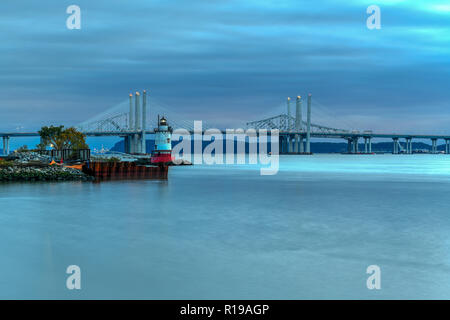 Les nouveaux et les anciens ponts Tappan Zee sur la coexistence de l'Hudson avec un coucher de soleil spectaculaire. Banque D'Images