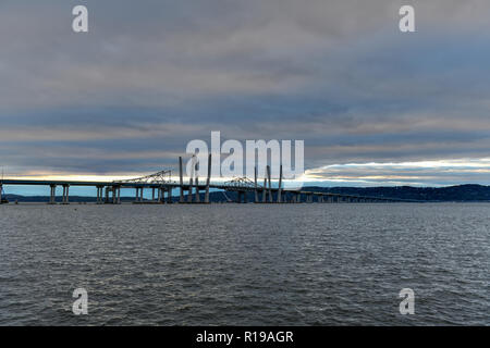 Les nouveaux et les anciens ponts Tappan Zee sur la coexistence de l'Hudson avec un coucher de soleil spectaculaire. Banque D'Images