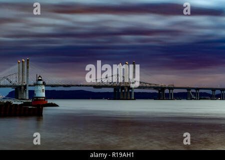 Les nouveaux et les anciens ponts Tappan Zee sur la coexistence de l'Hudson avec un coucher de soleil spectaculaire. Banque D'Images