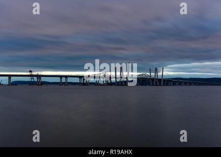 Les nouveaux et les anciens ponts Tappan Zee sur la coexistence de l'Hudson avec un coucher de soleil spectaculaire. Banque D'Images