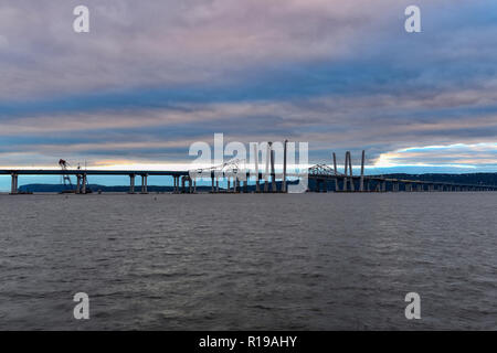 Les nouveaux et les anciens ponts Tappan Zee sur la coexistence de l'Hudson avec un coucher de soleil spectaculaire. Banque D'Images
