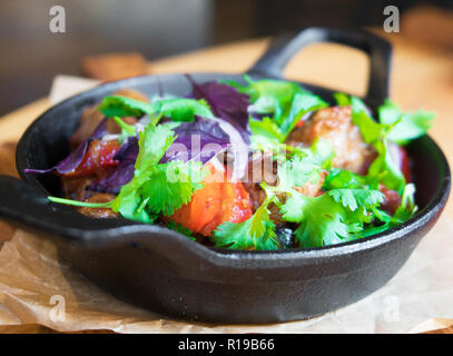 Ojaxuri. Une viande avec pommes de terre et légumes. Banque D'Images