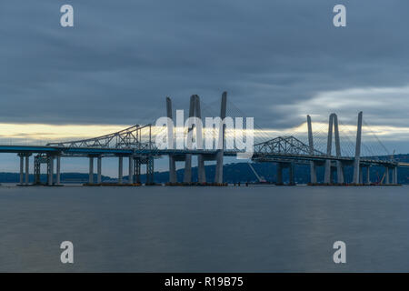 Les nouveaux et les anciens ponts Tappan Zee sur la coexistence de l'Hudson avec un coucher de soleil spectaculaire. Banque D'Images