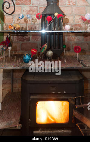 Christmas baubles laissé à sécher sur un poêle à bois . Unique  fait-main  ornements de Noël en petite    in manufacture Ketrzyn,   27 Pologne. Décembre 2016. Banque D'Images