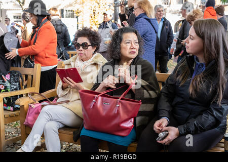 Femme assise sur un banc à l'étroit - Harvard Square Banque D'Images