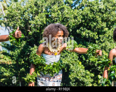 Les enfants du canton de Waitabu effectuer la danse traditionnelle sur l'île de Taveuni, République de Fidji. Banque D'Images