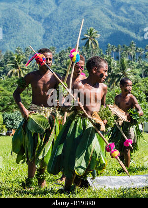 Les enfants du canton de Waitabu effectuer la danse traditionnelle sur l'île de Taveuni, République de Fidji. Banque D'Images