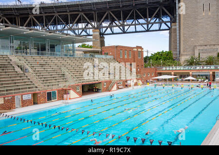 La natation de personnes dans la piscine publique à Milsons Point North Sydney, Australie Banque D'Images