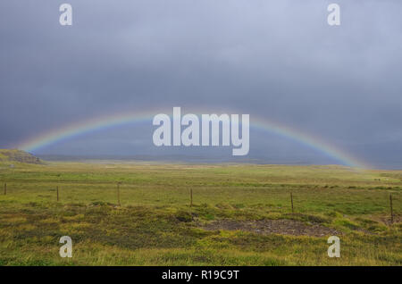 Arc-en-ciel sur meadow en péninsule de Snæfellsnes, l'Islande Banque D'Images