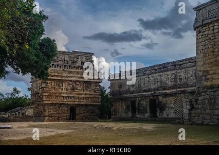 Bâtiment appelé Antiq (Edificio de las Monjas) dans l'ancienne ville maya Chichen Itza, Mexique Banque D'Images