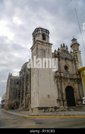 Vue de l'ancienne cathédrale San José. C'est le temple principal du monastère des Jésuites, aujourd'hui un centre culturel à Campeche. Le Mexique Banque D'Images