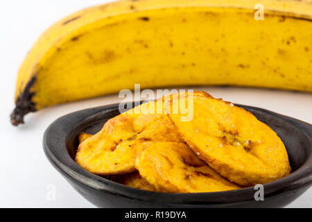 La moitié des tranches de plantain mûr frit isolé sur fond blanc Banque D'Images