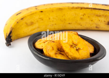 La moitié des tranches de plantain mûr frit isolé sur fond blanc Banque D'Images