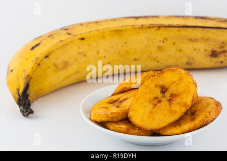 La moitié des tranches de plantain mûr frit isolé sur fond blanc Banque D'Images