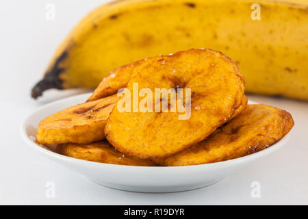 La moitié des tranches de plantain mûr frit isolé sur fond blanc Banque D'Images