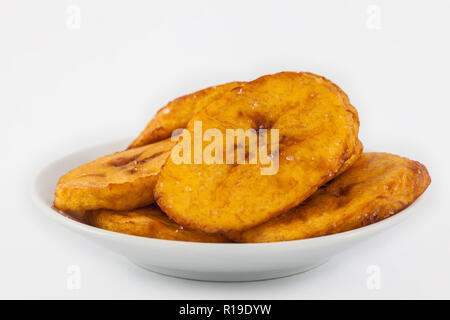 La moitié des tranches de plantain mûr frit isolé sur fond blanc Banque D'Images