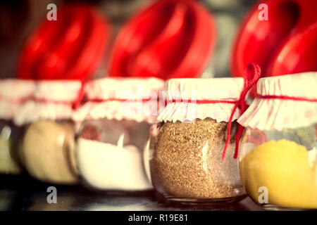 Les épices dans un bocal en verre avec de belles couvertures, à égalité avec le fil rouge sur le tableau noir dans la cuisine Banque D'Images