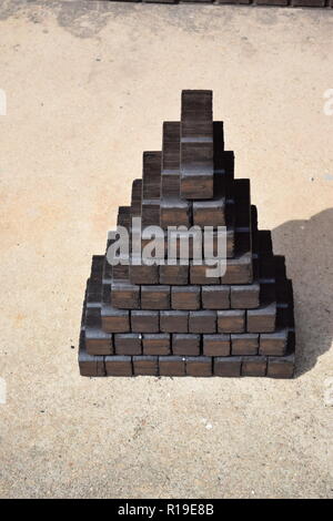 Briquettes de lignite stocker comme autre source de chauffage pour la cheminée ou même pour un four à combustible solide chauffage l'ensemble de la maison. Banque D'Images