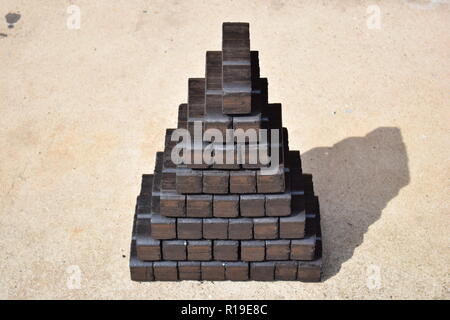 Briquettes de lignite stocker comme autre source de chauffage pour la cheminée ou même pour un four à combustible solide chauffage l'ensemble de la maison. Banque D'Images