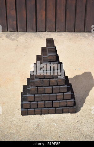 Briquettes de lignite stocker comme autre source de chauffage pour la cheminée ou même pour un four à combustible solide chauffage l'ensemble de la maison. Banque D'Images