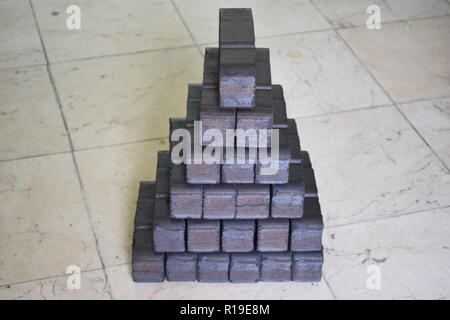 Briquettes de lignite stocker comme autre source de chauffage pour la cheminée ou même pour un four à combustible solide chauffage l'ensemble de la maison. Banque D'Images