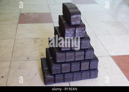 Briquettes de lignite stocker comme autre source de chauffage pour la cheminée ou même pour un four à combustible solide chauffage l'ensemble de la maison. Banque D'Images