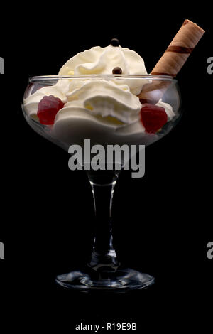 La crème glacée au chocolat et gelée de framboise vanille avec des boules de stick dans un beau verre sur un fond noir Banque D'Images