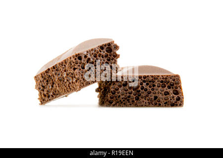 Chocolat poreux close-up isolé sur fond blanc Banque D'Images