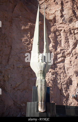 Deux chiffres un flanc planeur 142 pieds de mât à la Hoover Dam Centre de visiteurs. Les chiffres sont rippés avec les muscles, levant les bras étendus à w Banque D'Images