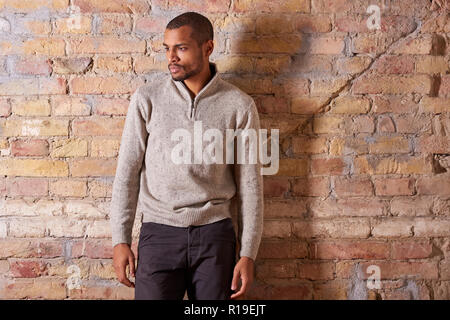 Portrait d'un beau jeune homme dans un pull. Banque D'Images