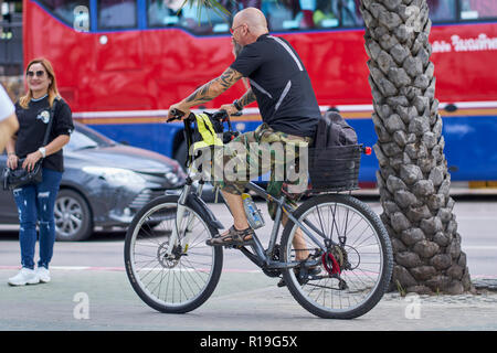 Rouler à vélo le long de la chaussée. Pattaya Thaïlande Asie du sud-est Banque D'Images