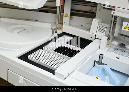 Station de travail de laboratoire d'analyses biochimiques et immunologiques. L'étude en laboratoire du sang et des maladies . Banque D'Images