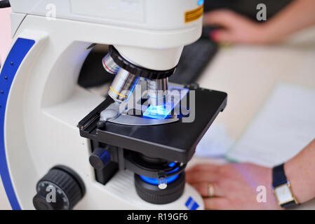 Microscope électronique sur le bureau dans le laboratoire médical. Banque D'Images