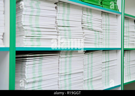 Les dossiers avec des documents sur l'étagère dans le bureau. Arrière-plan de bureau Banque D'Images