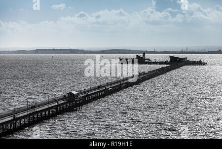 Jetée de Southend avec l'île de Sheppey dans l'arrière-plan. Banque D'Images
