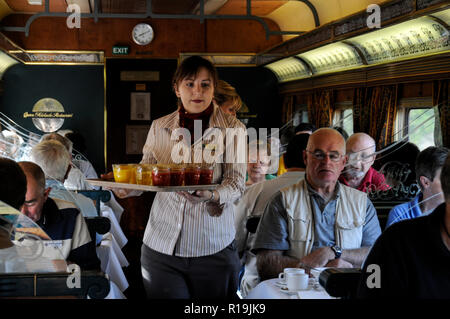 Le Ghan Train fournit une liaison ferroviaire directe entre Adélaïde dans le sud de l'Australie et Darwin dans l'extrémité supérieure de l'Australie. La distance totale entre Banque D'Images