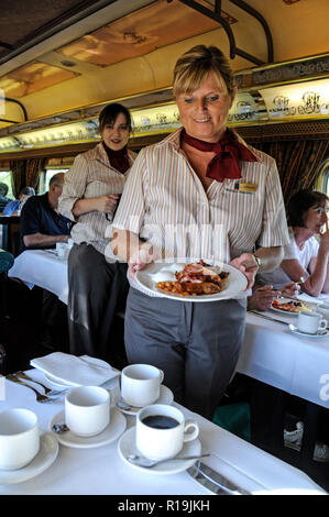 Un petit-déjeuner cuisiné waitress de passagers à bord de la 1re classe restaurant du Ghan train en Australie Le Ghan Train permet un accès direct Banque D'Images