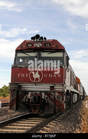 Le train Ghan dans le territoire du Nord, en Australie. Le Ghan train assure une liaison ferroviaire directe entre Adélaïde dans le sud de l'Australie et Banque D'Images