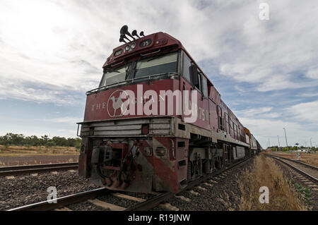 La principale locomotive du Ghan à la gare de Katherine, dans le territoire nord de l'Australie. Banque D'Images