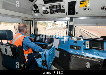 L'un des deux conducteurs de train aux commandes dans son taxi de la principale locomotive du train Ghan à la gare de Katherine, dans le nord Banque D'Images