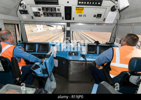 Deux conducteurs de train aux commandes dans la cabine de la locomotive de tête du train Ghan rail station à Katherine dans le territoire du nord de l'Austr Banque D'Images