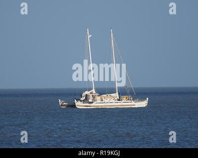 Sheerness, Kent, UK. 10 Nov, 2018. Météo France : un après-midi ensoleillé de Sheerness, Kent.  : 'Pic' Hécate - un peu d'inspiration polynésienne à deux mats catamaran de 50 pieds l'ancre au large, qui a été l'aide de l'artisanat pour Ross Edgley nager autour de la Grande-Bretagne. Credit : James Bell/Alamy Live News Banque D'Images