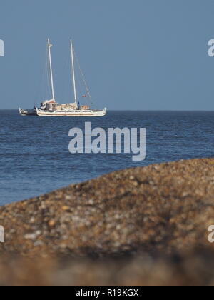 Sheerness, Kent, UK. 10 Nov, 2018. Météo France : un après-midi ensoleillé de Sheerness, Kent.  : 'Pic' Hécate - un peu d'inspiration polynésienne à deux mats catamaran de 50 pieds l'ancre au large, qui a été l'aide de l'artisanat pour Ross Edgley nager autour de la Grande-Bretagne. Credit : James Bell/Alamy Live News Banque D'Images