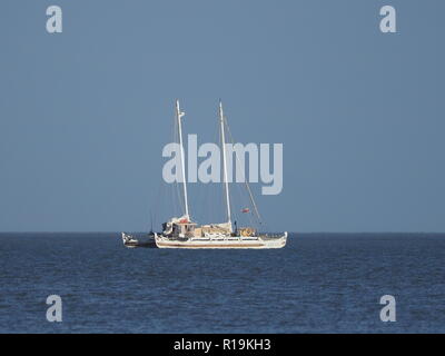 Sheerness, Kent, UK. 10 Nov, 2018. Météo France : un après-midi ensoleillé de Sheerness, Kent.  : 'Pic' Hécate - un peu d'inspiration polynésienne à deux mats catamaran de 50 pieds l'ancre au large, qui a été l'aide de l'artisanat pour Ross Edgley nager autour de la Grande-Bretagne. Credit : James Bell/Alamy Live News Banque D'Images