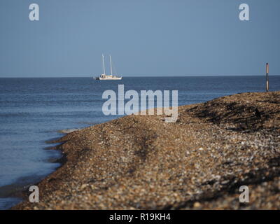 Sheerness, Kent, UK. 10 Nov, 2018. Météo France : un après-midi ensoleillé de Sheerness, Kent.  : 'Pic' Hécate - un peu d'inspiration polynésienne à deux mats catamaran de 50 pieds l'ancre au large, qui a été l'aide de l'artisanat pour Ross Edgley nager autour de la Grande-Bretagne. Credit : James Bell/Alamy Live News Banque D'Images