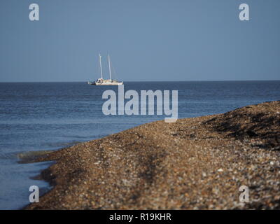 Sheerness, Kent, UK. 10 Nov, 2018. Météo France : un après-midi ensoleillé de Sheerness, Kent.  : 'Pic' Hécate - un peu d'inspiration polynésienne à deux mats catamaran de 50 pieds l'ancre au large, qui a été l'aide de l'artisanat pour Ross Edgley nager autour de la Grande-Bretagne. Credit : James Bell/Alamy Live News Banque D'Images