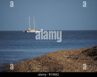 Sheerness, Kent, UK. 10 Nov, 2018. Météo France : un après-midi ensoleillé de Sheerness, Kent.  : 'Pic' Hécate - un peu d'inspiration polynésienne à deux mats catamaran de 50 pieds l'ancre au large, qui a été l'aide de l'artisanat pour Ross Edgley nager autour de la Grande-Bretagne. Credit : James Bell/Alamy Live News Banque D'Images